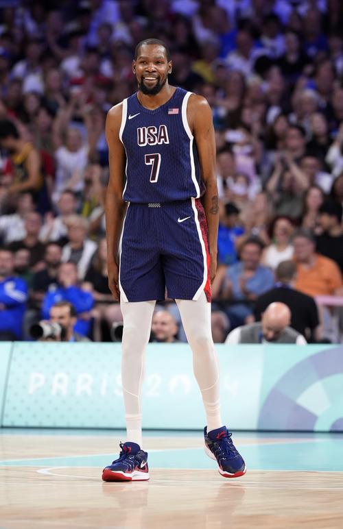 上海市政府向海港赠送冠军贺礼：木雕雄鹰和冠军奖杯刺绣（上海市政府为海港献上冠军贺礼：木雕雄鹰与冠军奖杯刺绣）