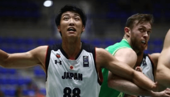 记者：库尔图瓦因肠胃炎退出训练，预计无法出战奥林匹亚科斯（库尔图瓦肠胃炎缺席训练，预计无缘对阵奥林匹亚科斯）