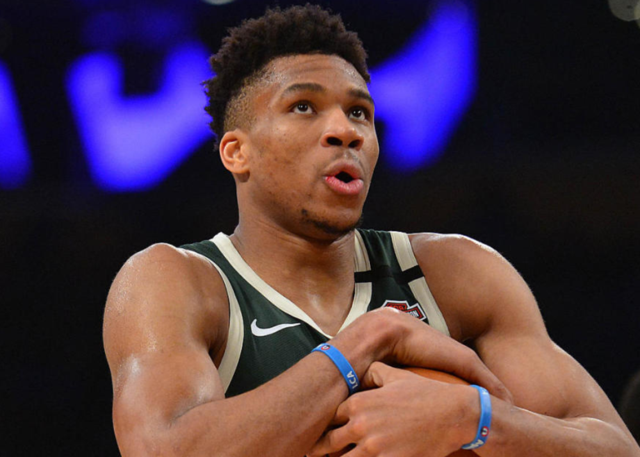 梅西当选美职联年度MVP，29球19助攻助迈阿密国际首夺总冠军（梅西荣膺美职联年度MVP，29球19助助迈阿密国际夺队史首冠）