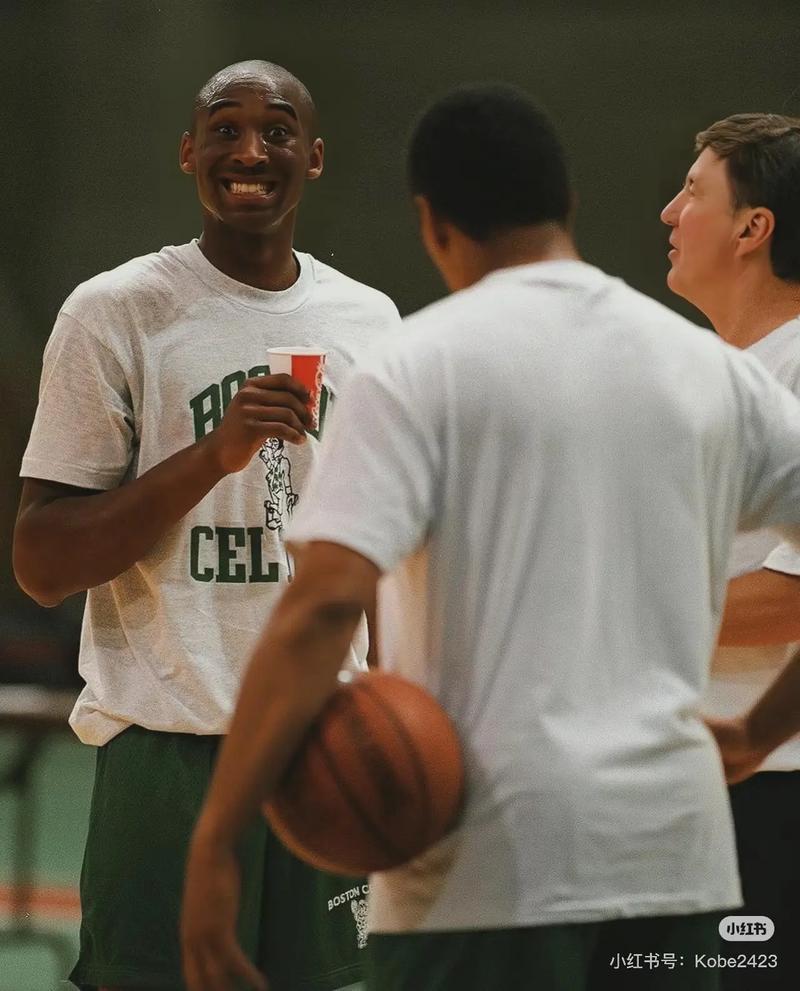 比利亚雷亚尔2-0赫塔费，布坎南破门，米卡塔泽锁定胜局（黄潜2-0力克赫塔费：布坎南先开纪录，米卡塔泽终结悬念）