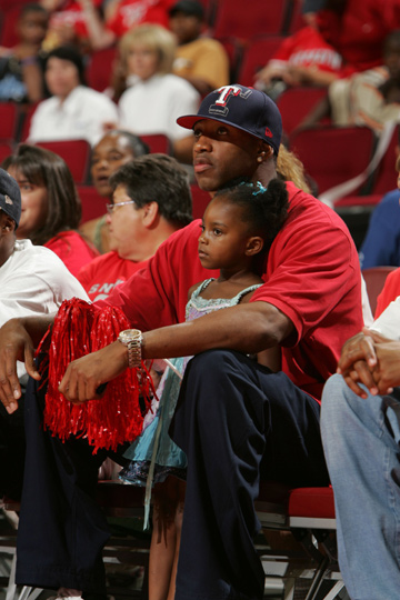 足球报：邵佳一有四大特质被认可，熟悉足协和国字号工作（足球报：邵佳一四项优势获肯定，深谙足协与国字号运作）