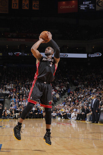 周日西甲裁判：胡安-马丁内斯执法皇马，阿尔韦罗拉执法巴萨（周日西甲裁判安排：胡安-马丁内斯吹罚皇马，阿尔韦罗拉吹罚巴萨）