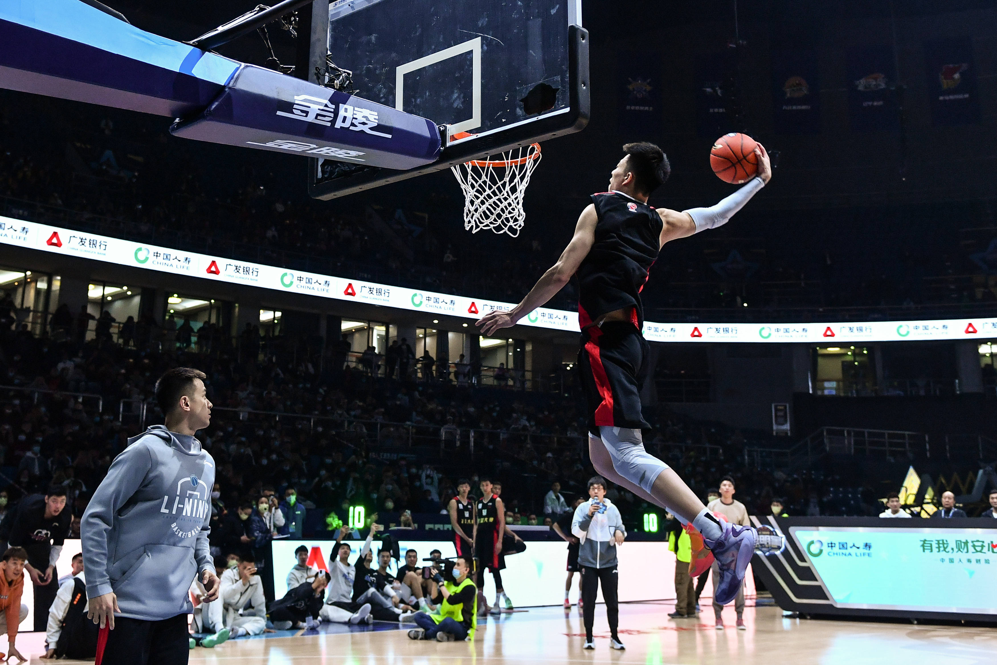 广东男篮在俱乐部杯赛中以90-70战胜广州男篮，小将王洪泽表现突出，阵容实力强劲。（俱乐部杯：广东90-70力克广州，王洪泽高光，阵容实力尽显）